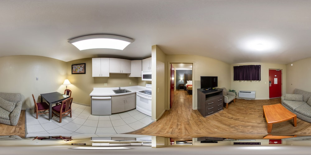 Econo Lodge Inn and Suites I-35 at Shawnee Mission 22/32