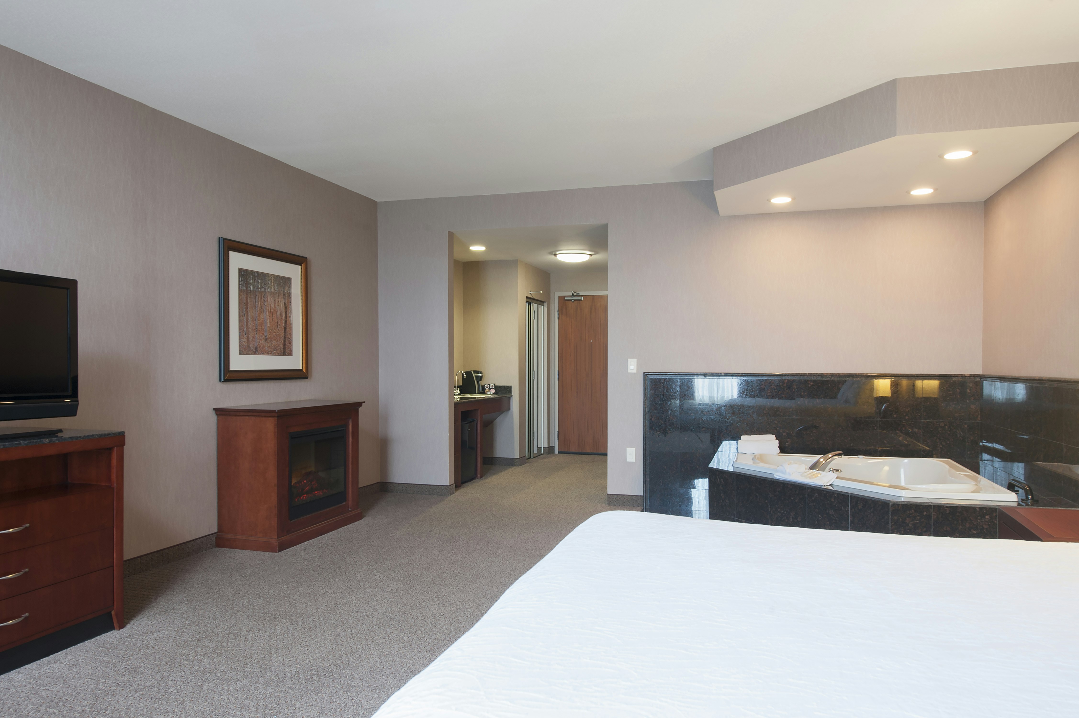 ROOM, KING BED, JETTED TUB, ACCESSIBLE