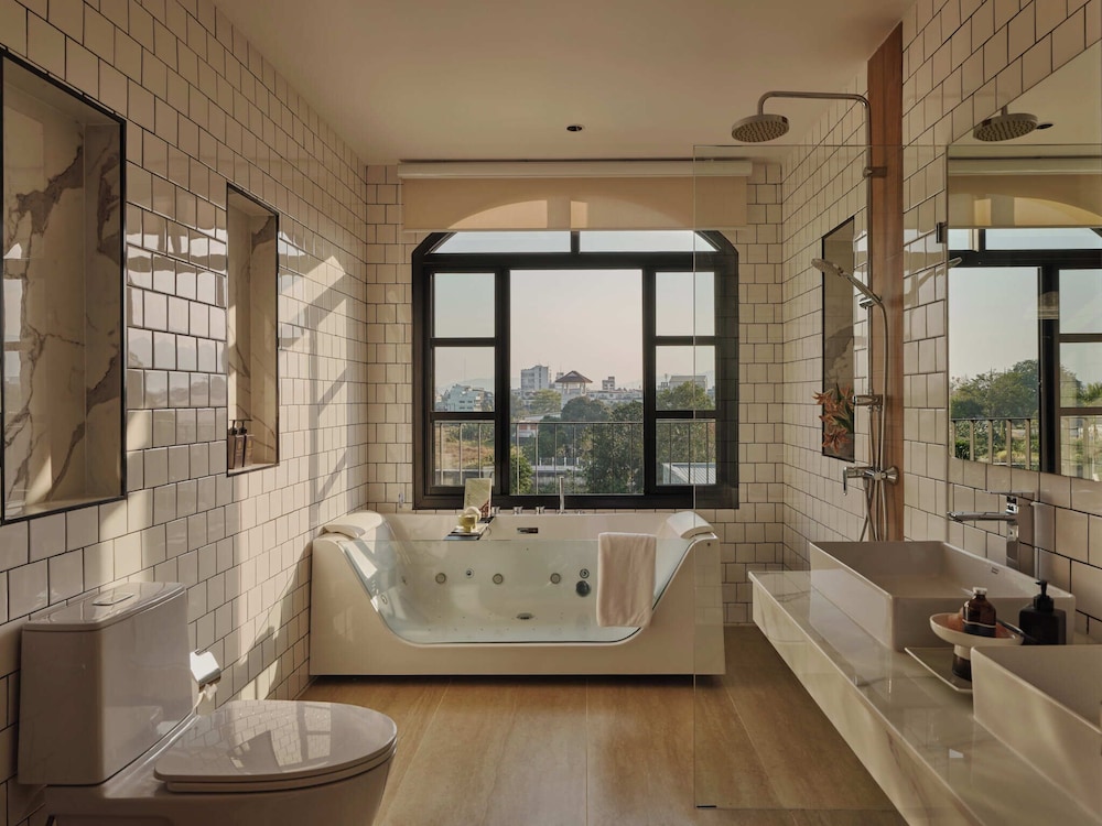 جناح عائلي بسرير كينج بإطلالة على الجبل بشرفة، The Motifs Eco Hotel 4/7