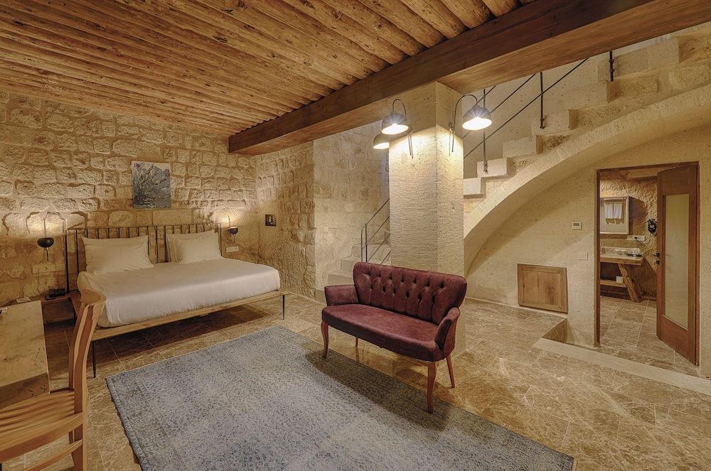 Solem Cave Suites 28/56