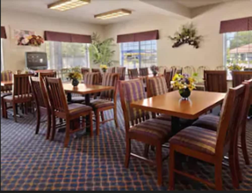 Days Inn & Suites by Wyndham Gresham 21/26