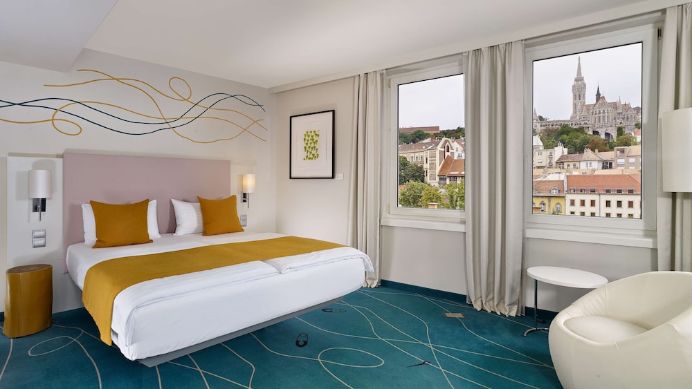 1 Bedroom, Suite, King and Double Bed, Courtyard View
