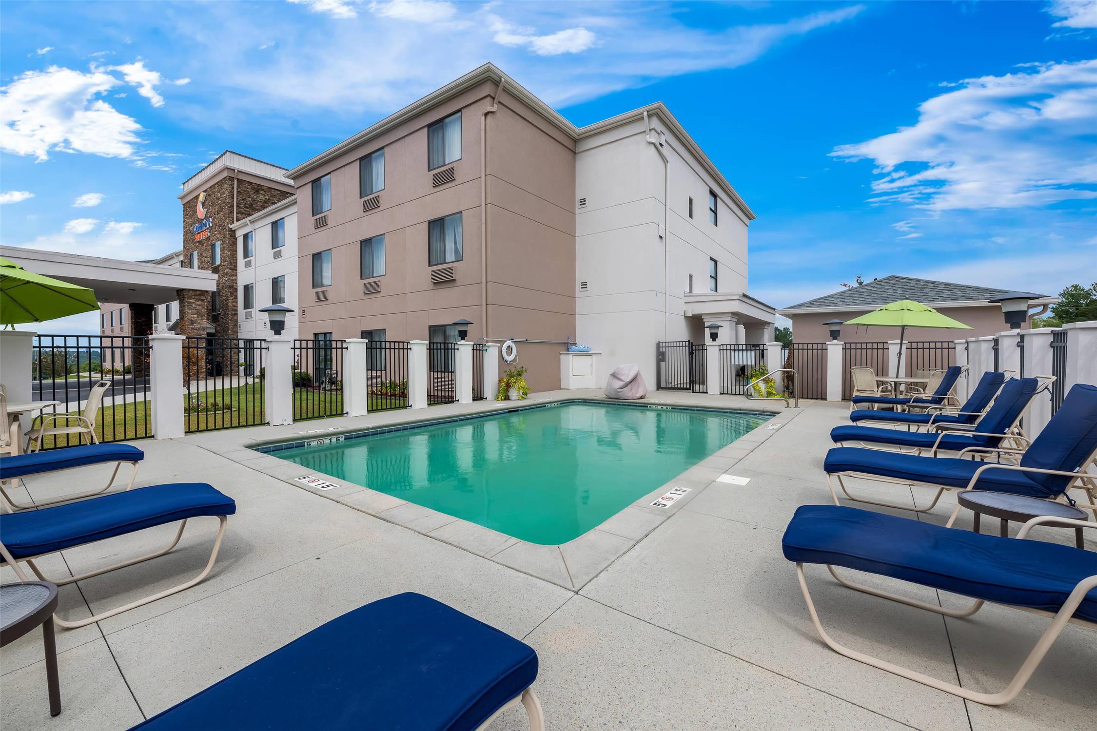 Comfort Suites CS-SU Cullman I-65 Exit 310 6/33