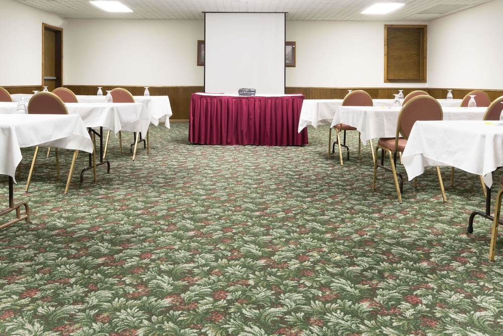 Days Inn by Wyndham Hutchinson 20/23
