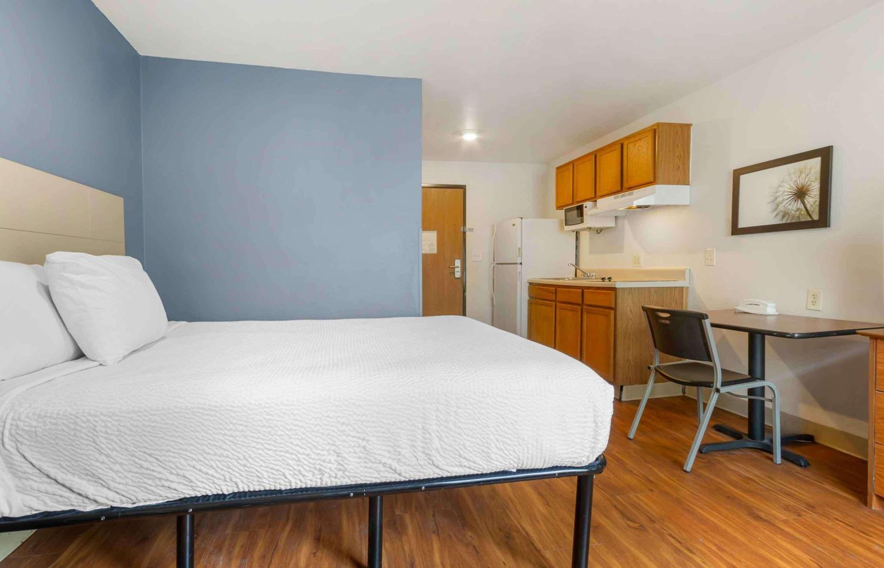 Standard, Queen Bed