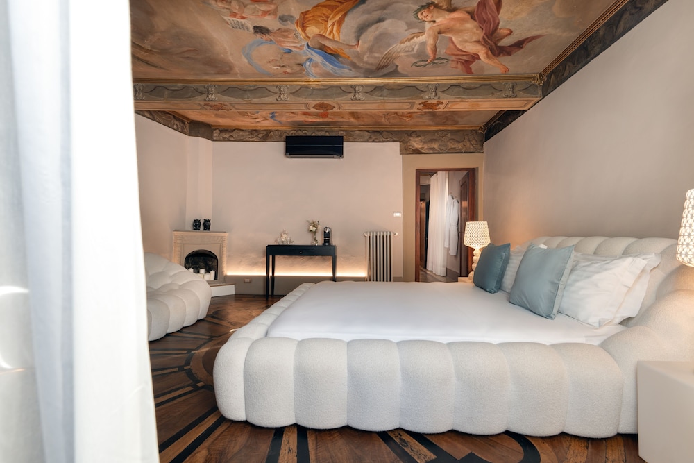 SUITE, QUEEN BED