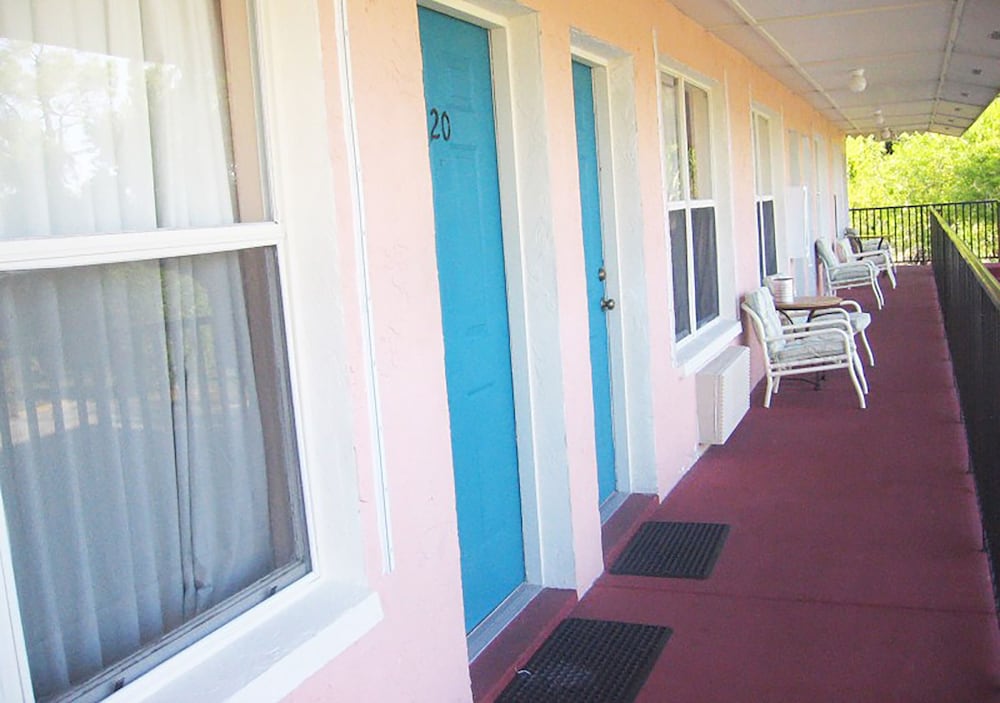 Conty Apos S Motel 4/61