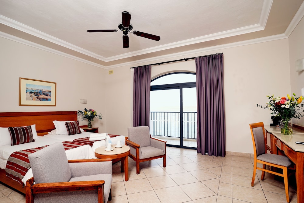 PARADISE BAY RESORT 34/80