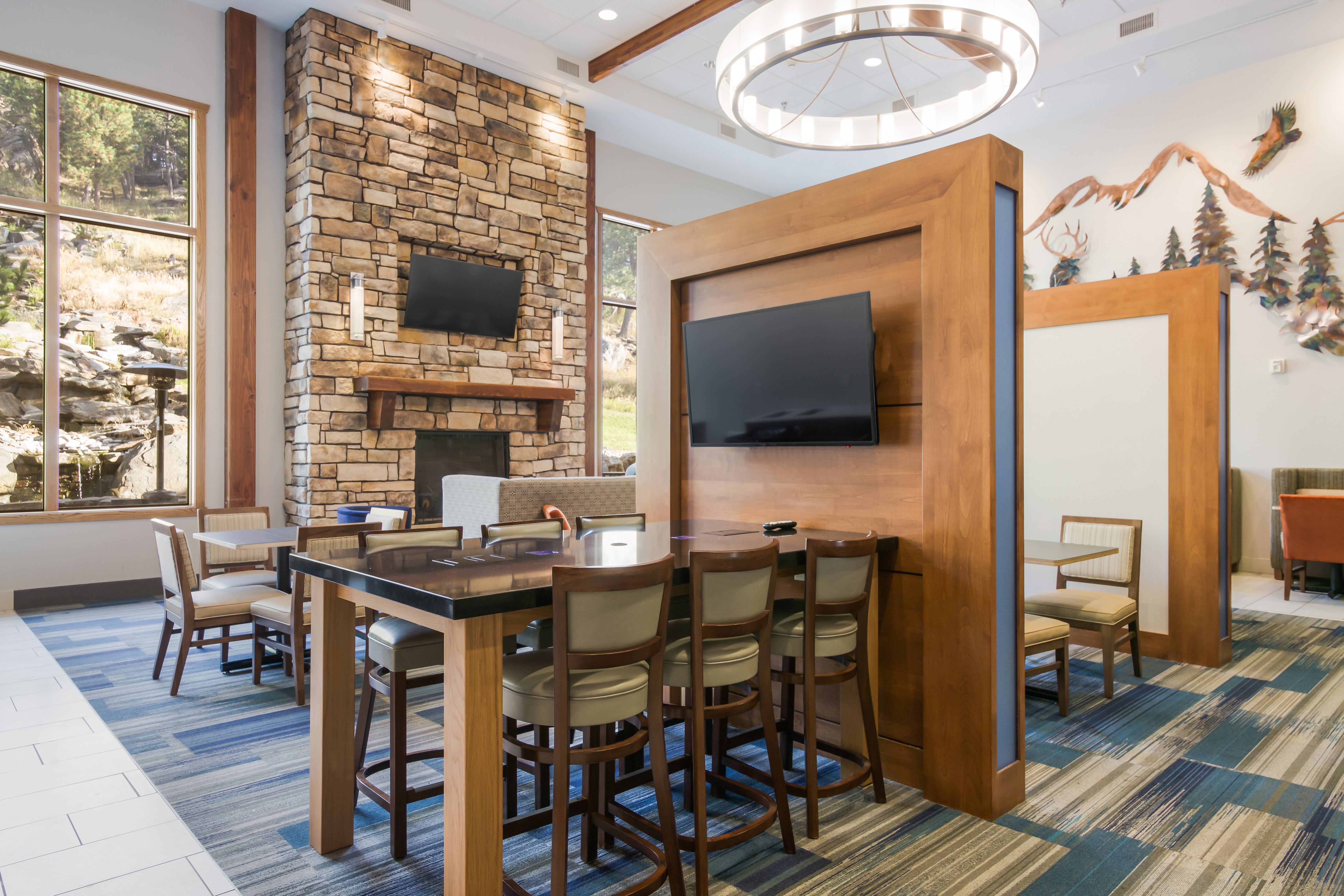 Holiday Inn Express and Suites Custer 54/59