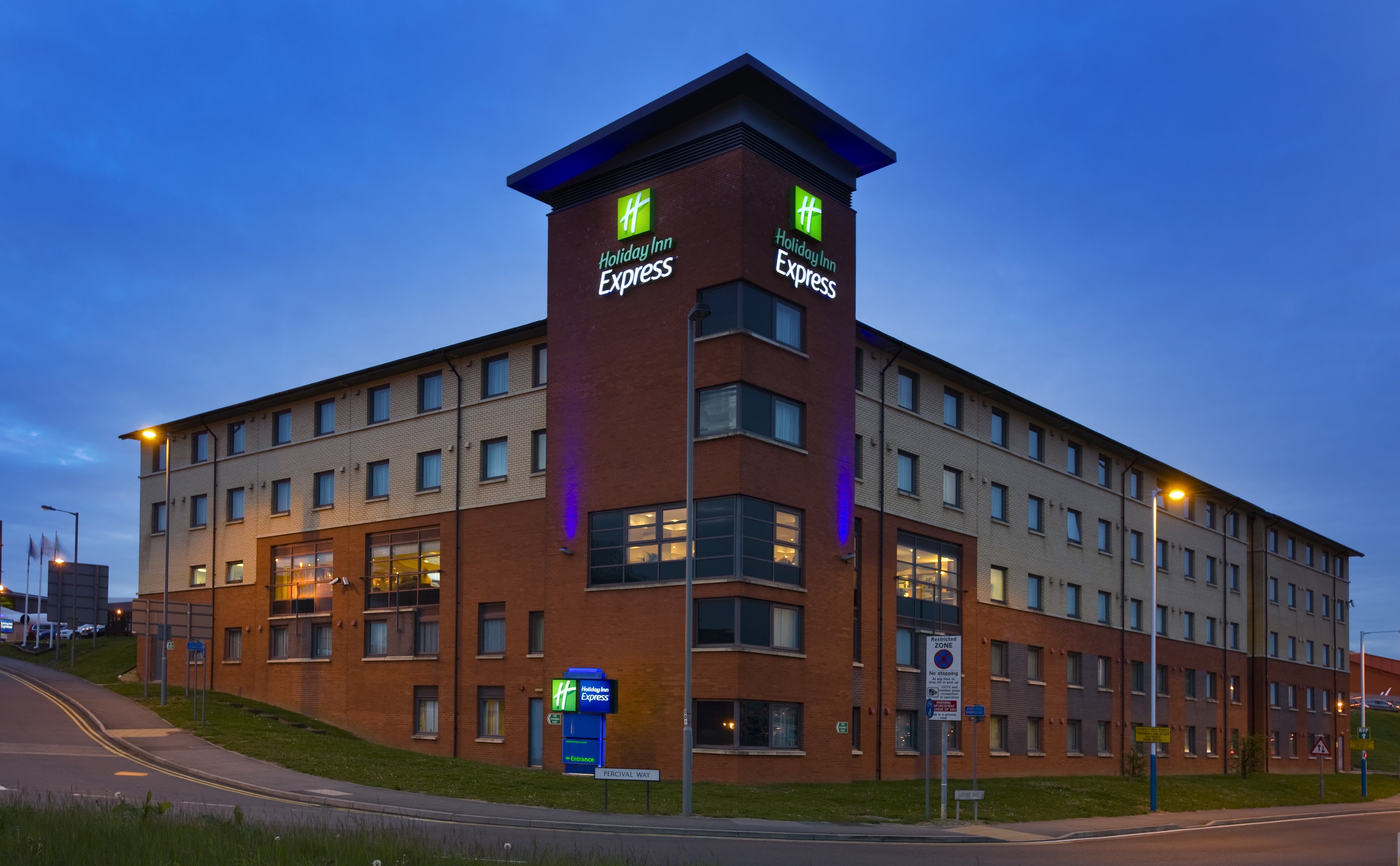 Holiday Inn Express London Luton Airport 3/17