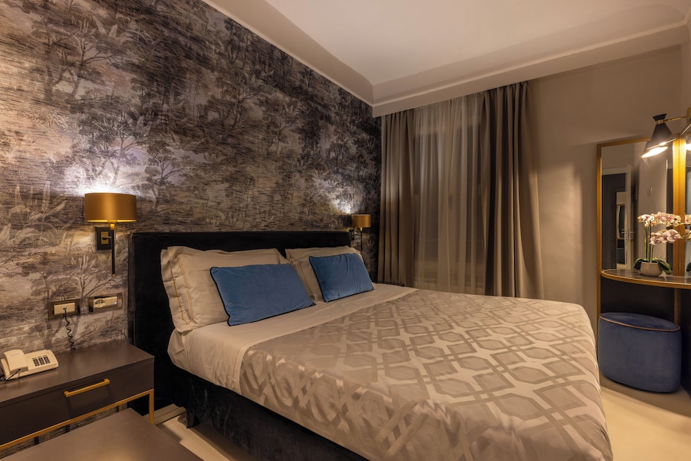 Suite, Queen Bed, Sofa