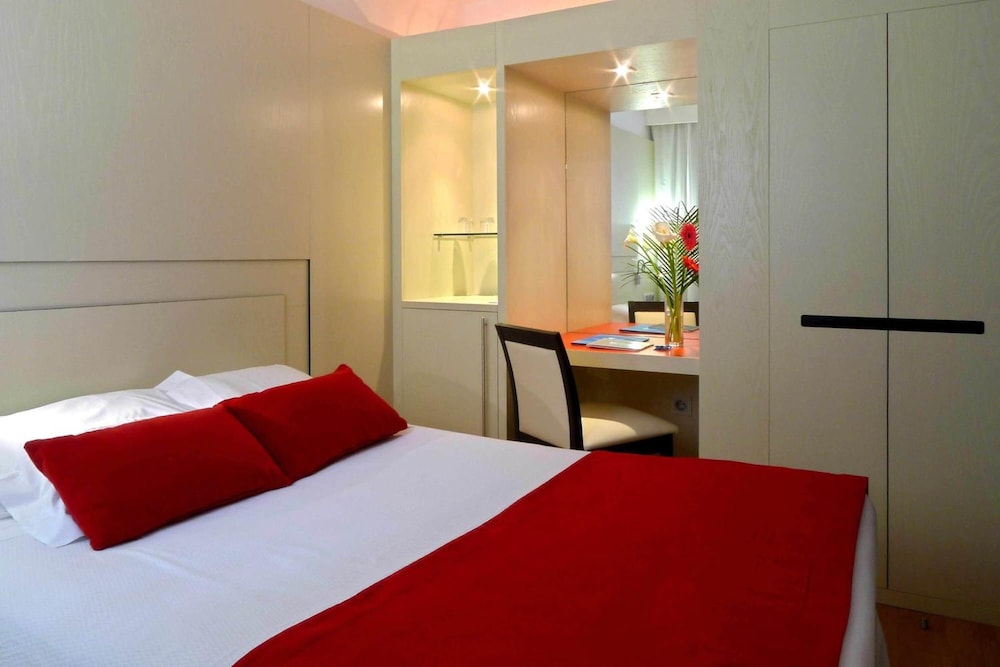 ROOM, DOUBLE BED, SMALL