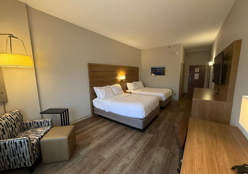 Standard, 2 Queen Beds 2/7