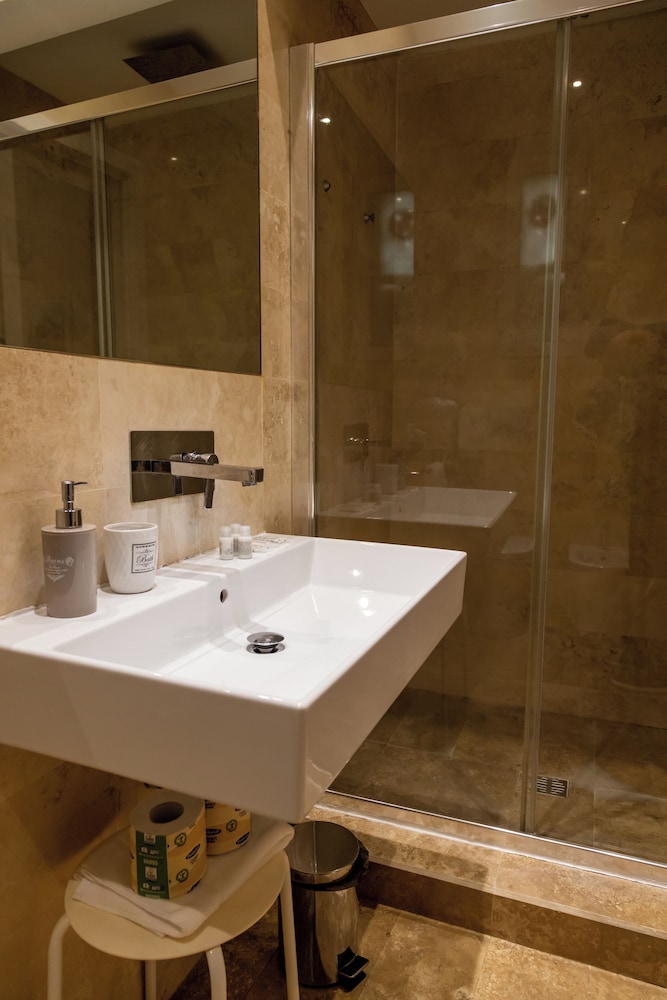 Sofia's Suites 44/46