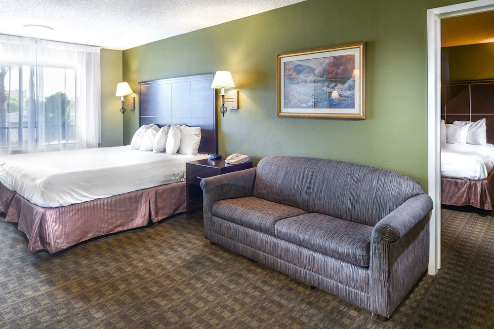 The Buena Park Hotel and Suites 20/34