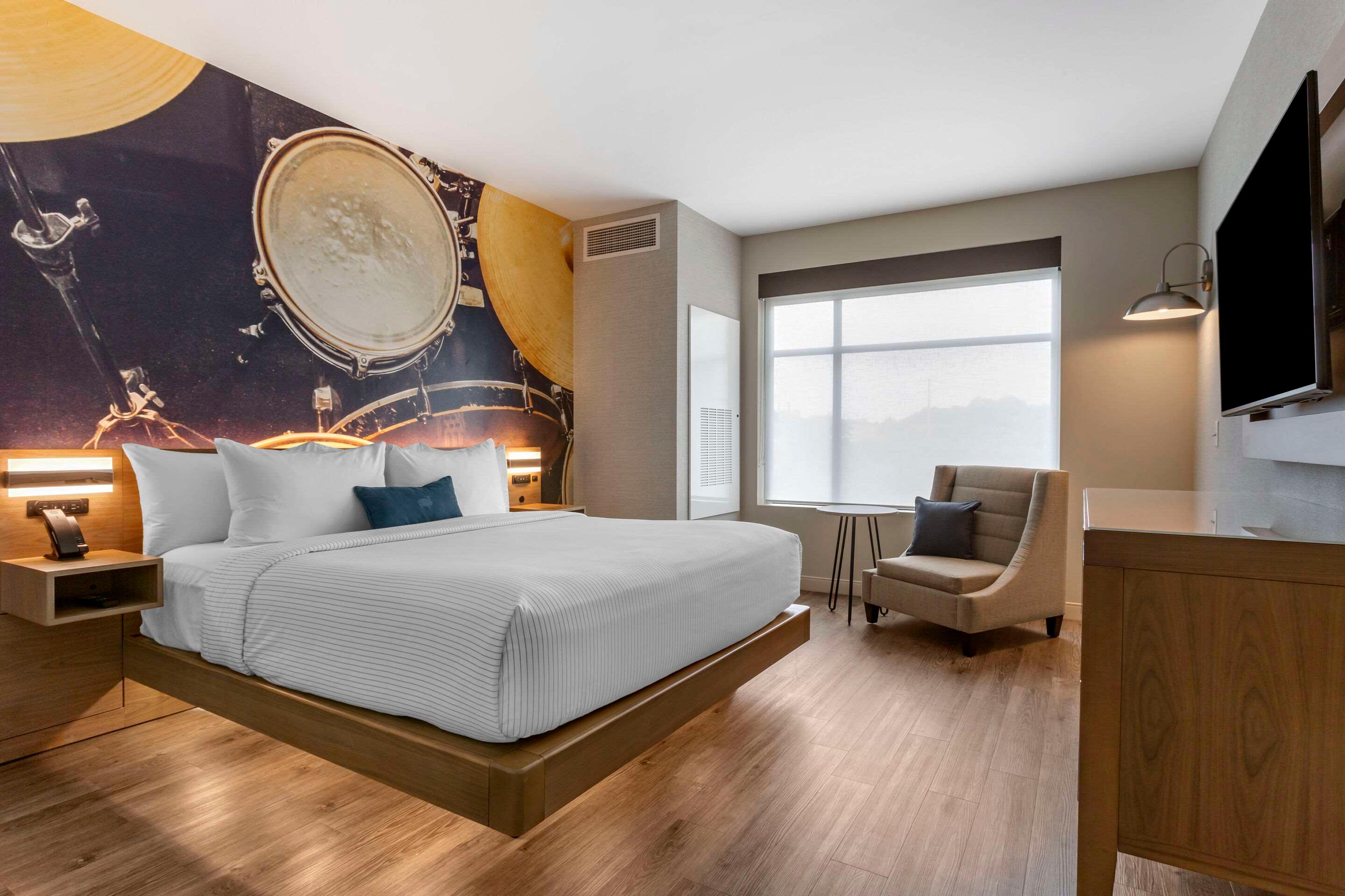 SUITE, KING BED