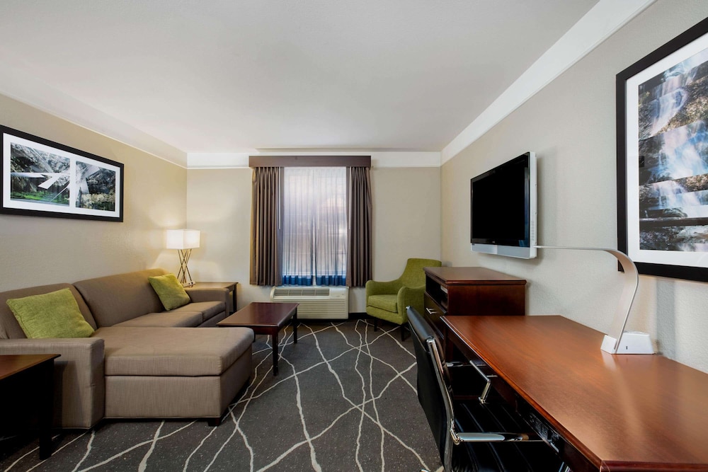 Fairfield Inn & Suites By Marriott Fresno River Park 36/54