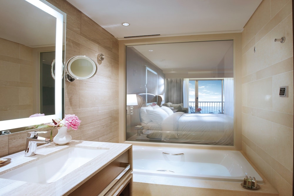 Paradise Hotel Busan 75/75