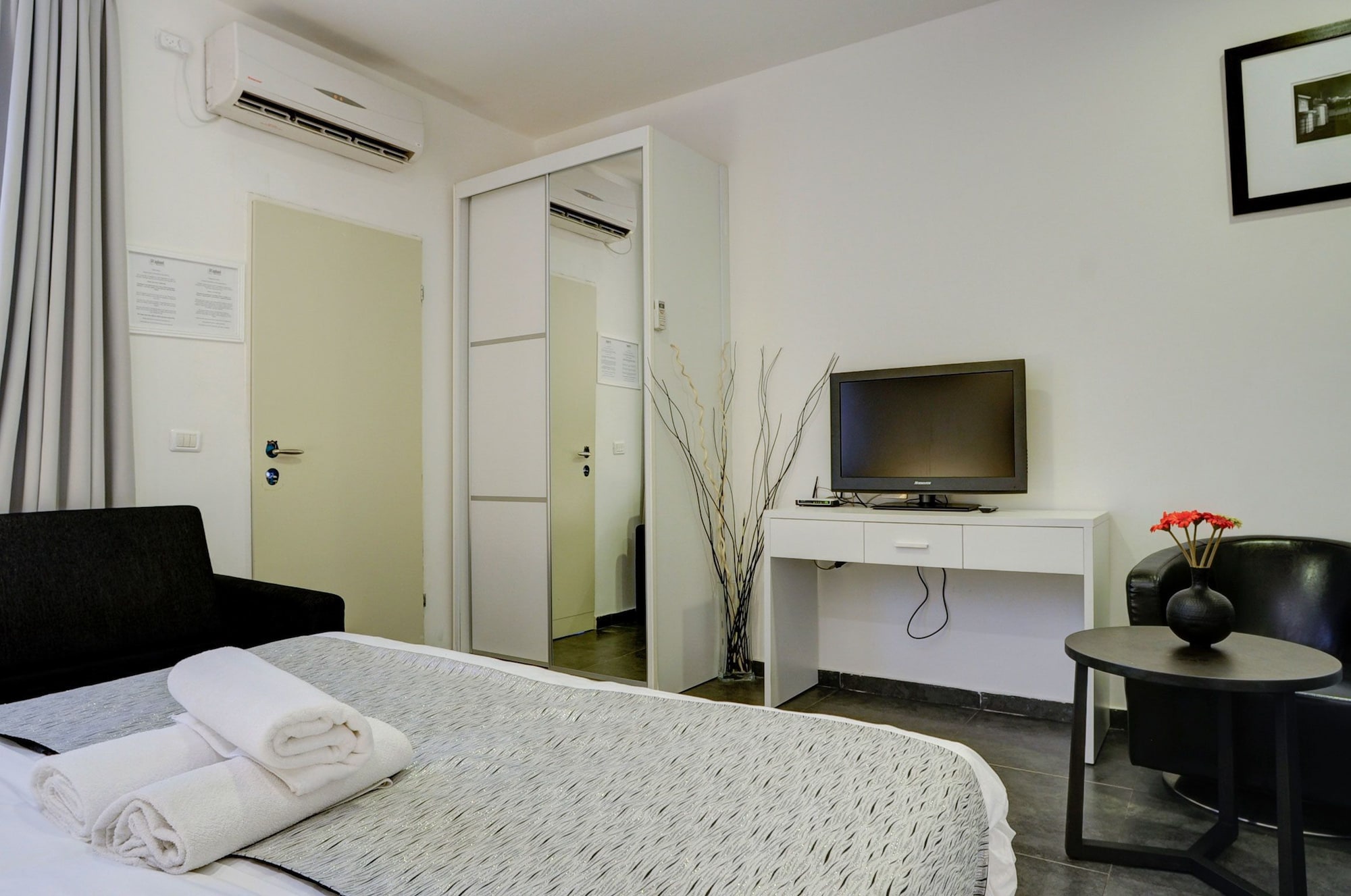 studio, kitchenette