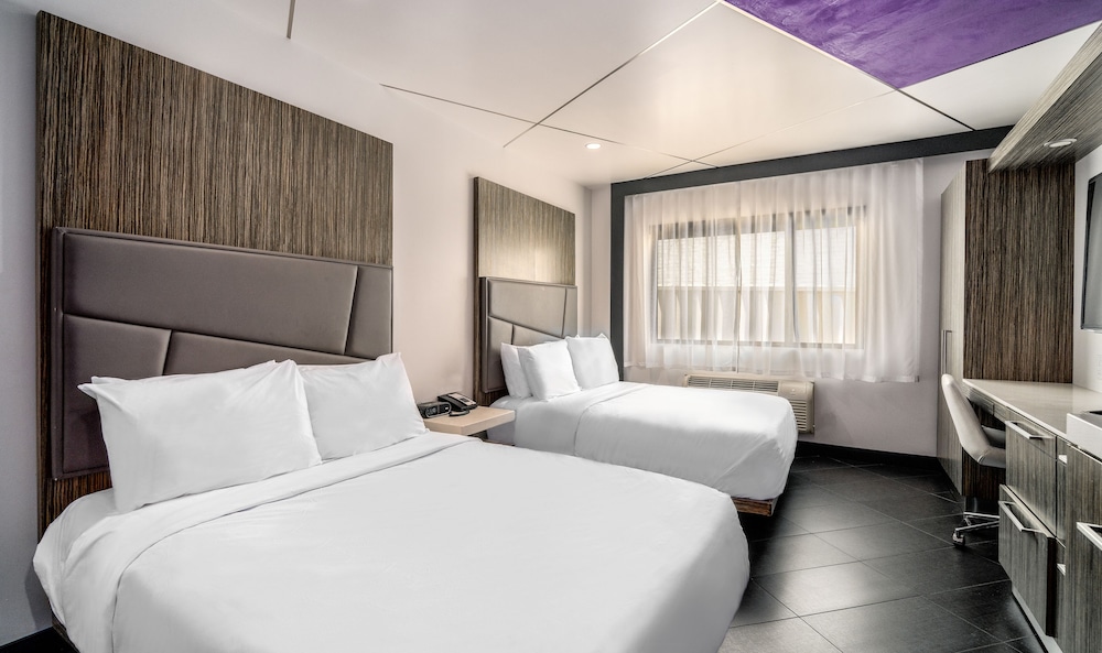 The Moment Hotel 18/72