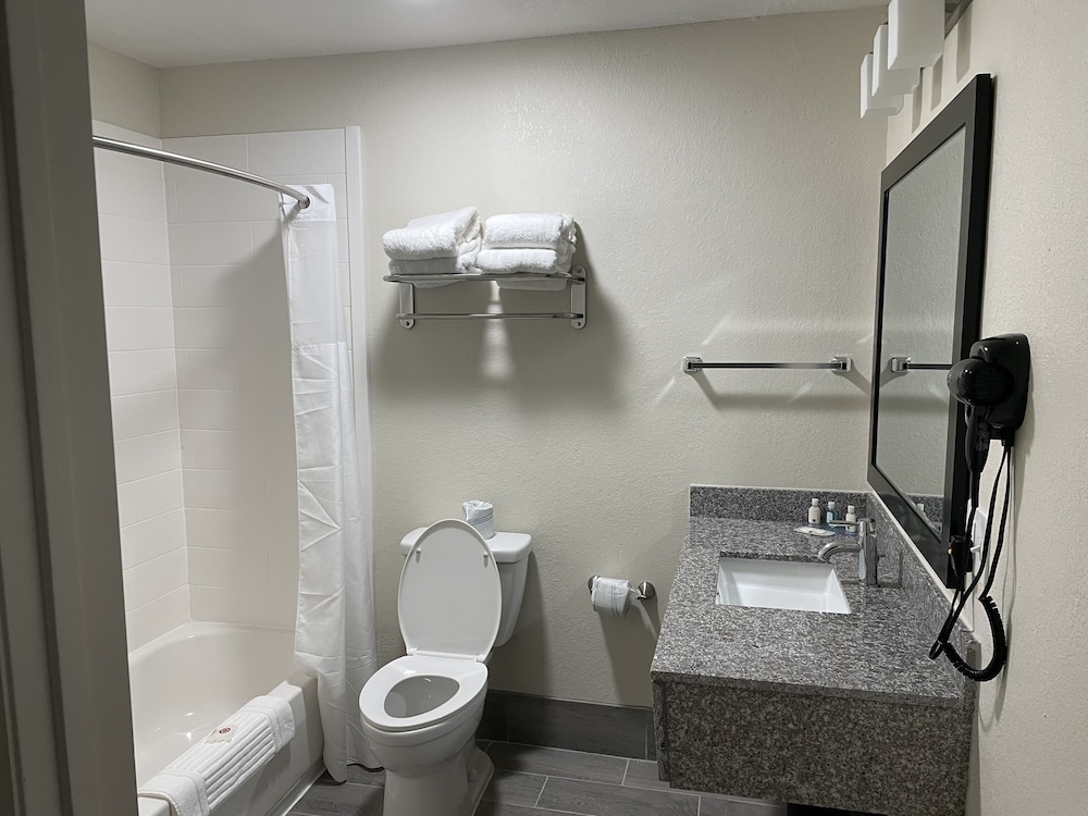 Quality Inn & Suites Spring Lake - Fayetteville near Fort Bragg 12/41