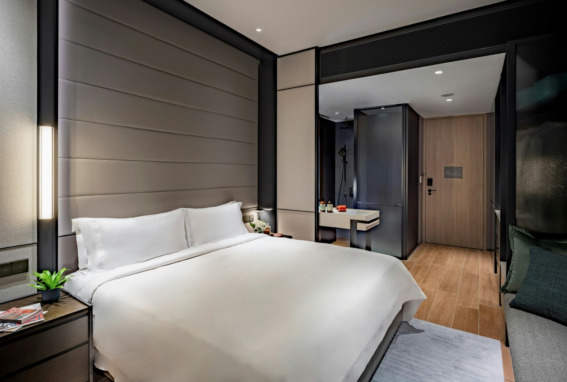DELUXE, STUDIO, LOUNGE ACCESS
