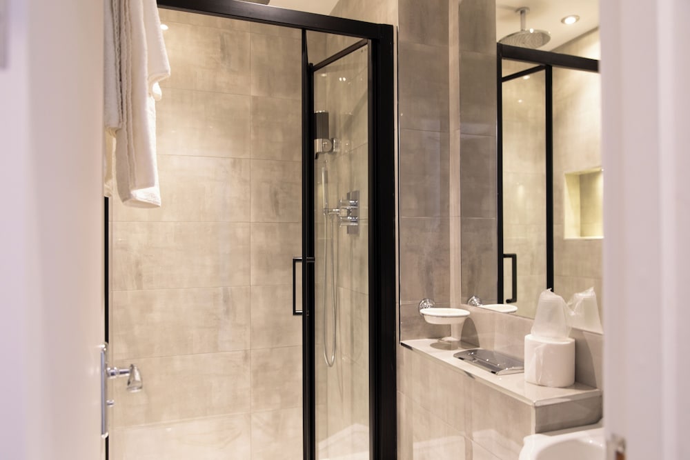 Reem Hotel 64/65