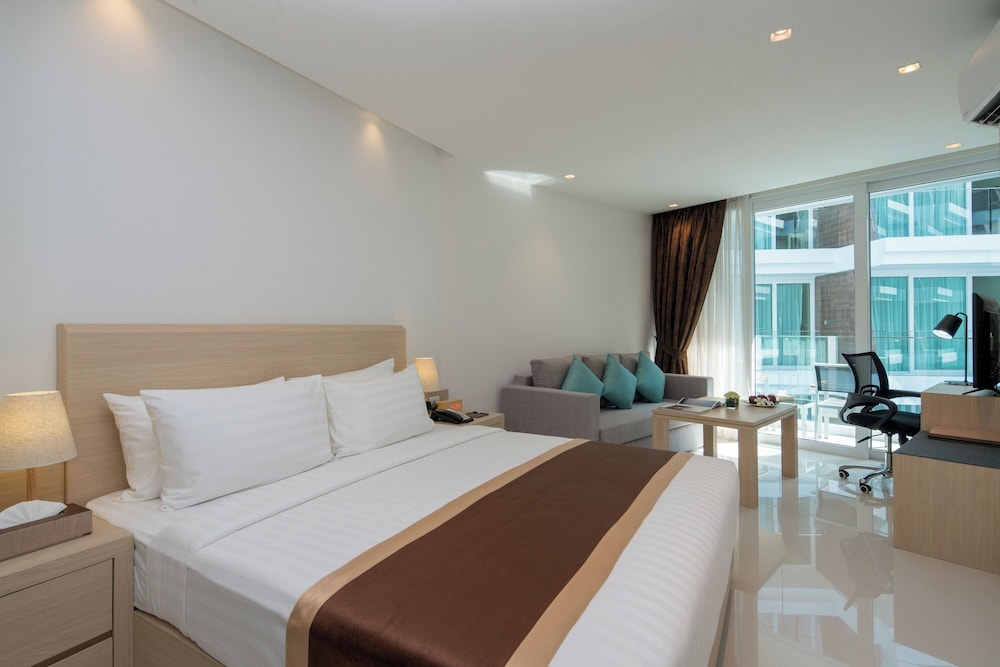 Deluxe, King Bed, Pool Access