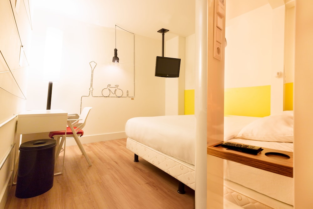 Room, King Bed, No Window