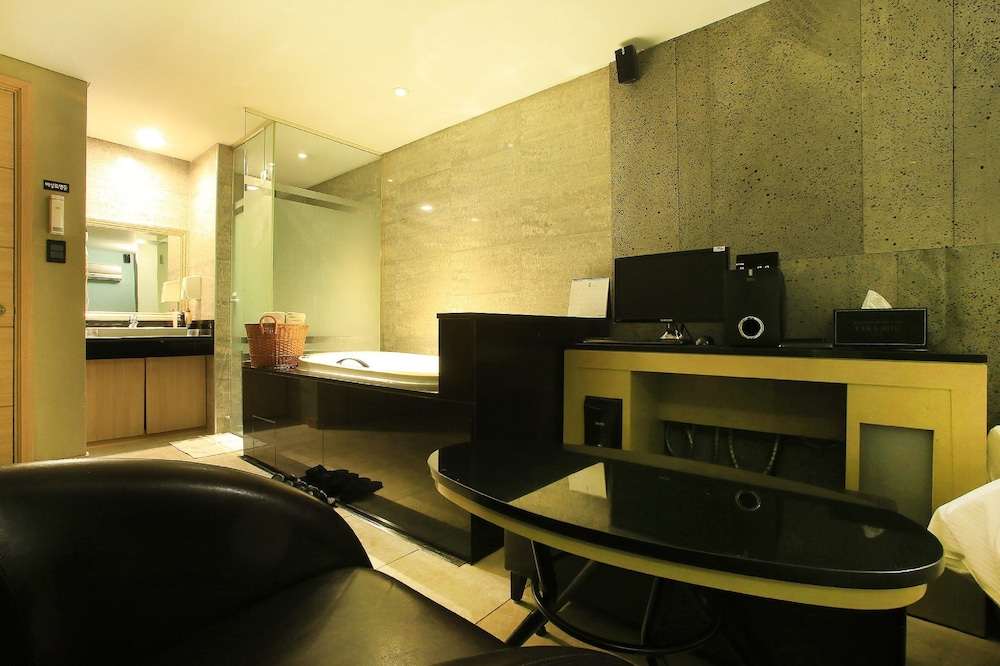 TARA HOTEL 31/40
