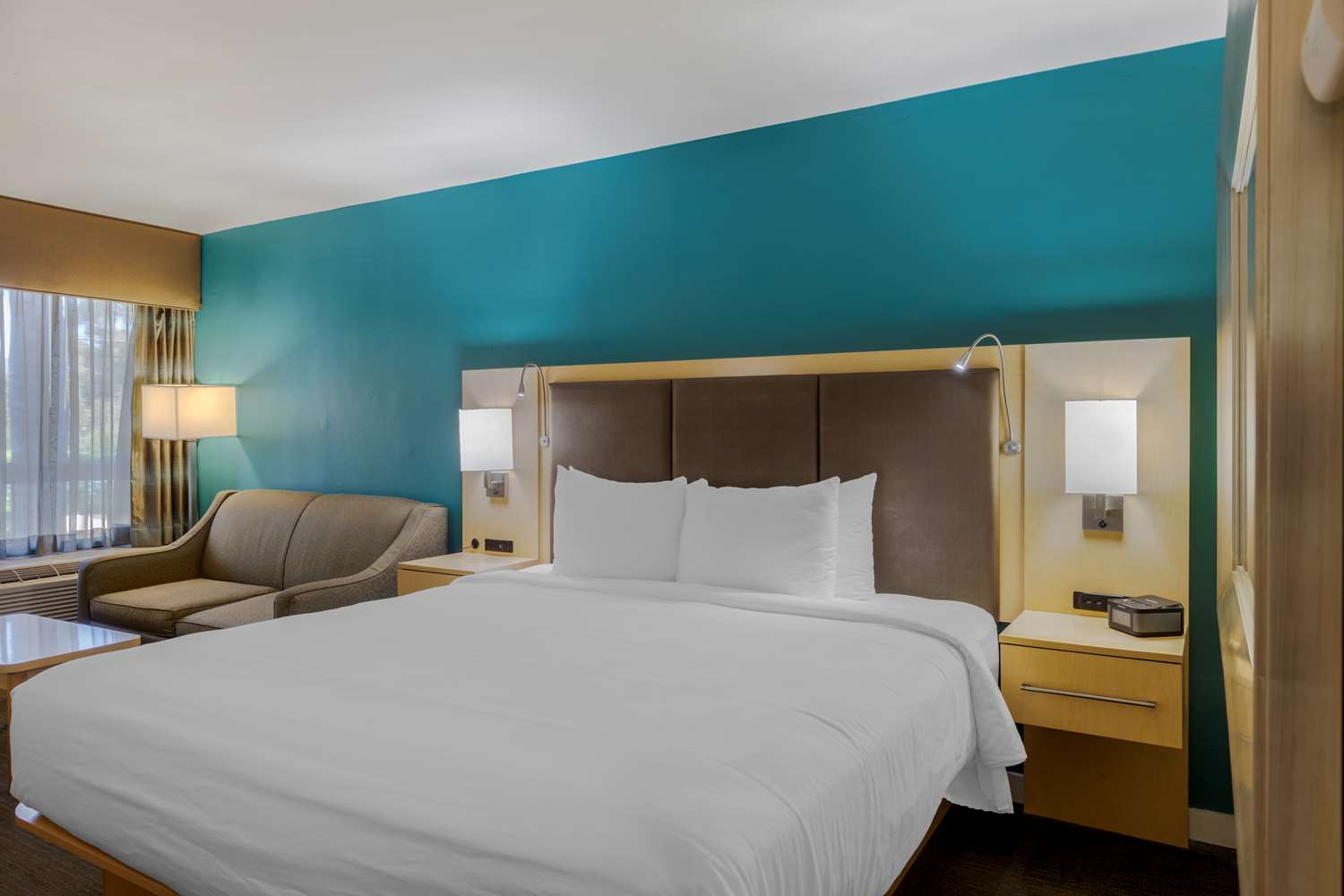 غرفة بسرير كينج بإطلالة على الفناء، Best Western Plus South Coast Inn 6/9