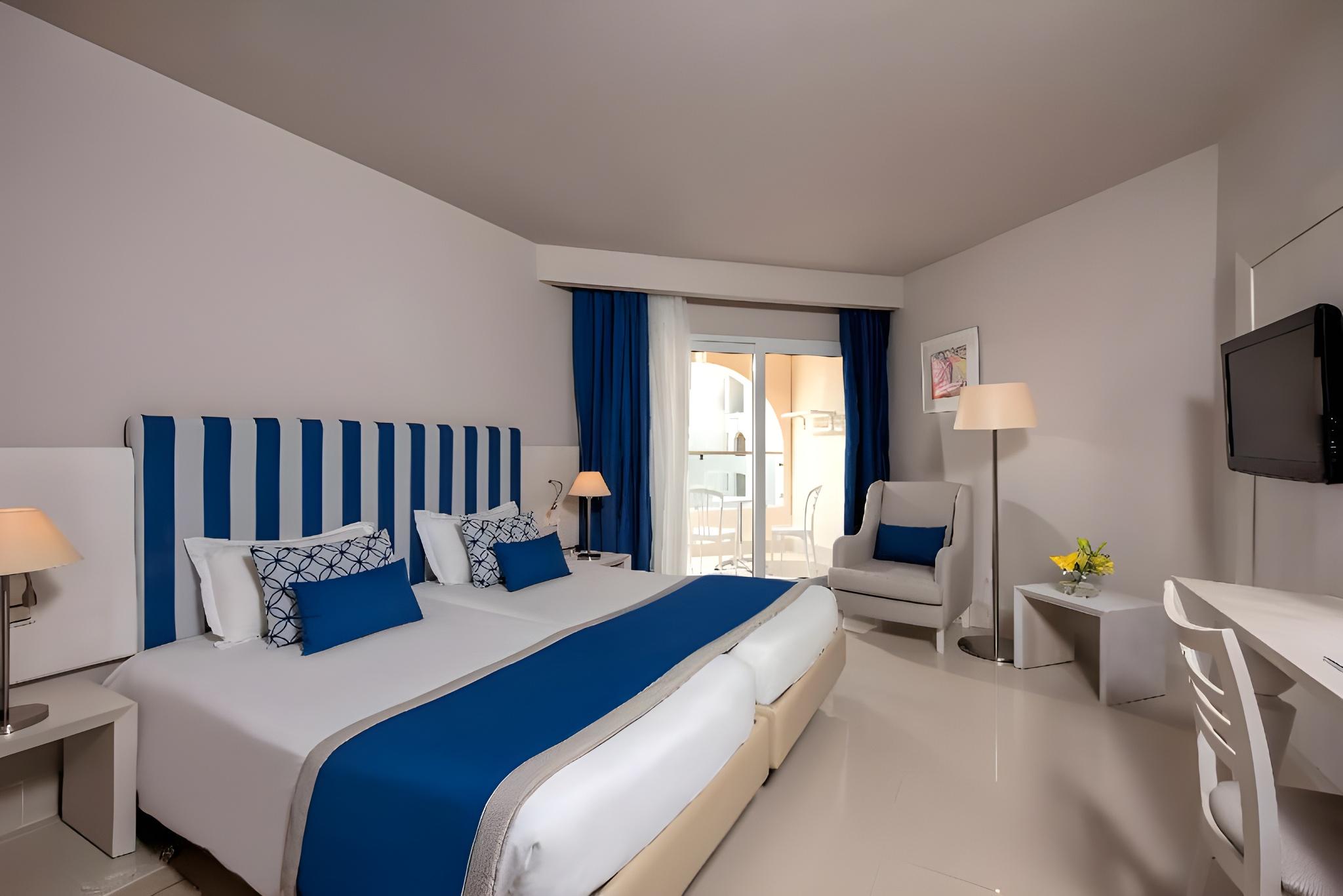 ROOM, DOUBLE OR TWIN BED