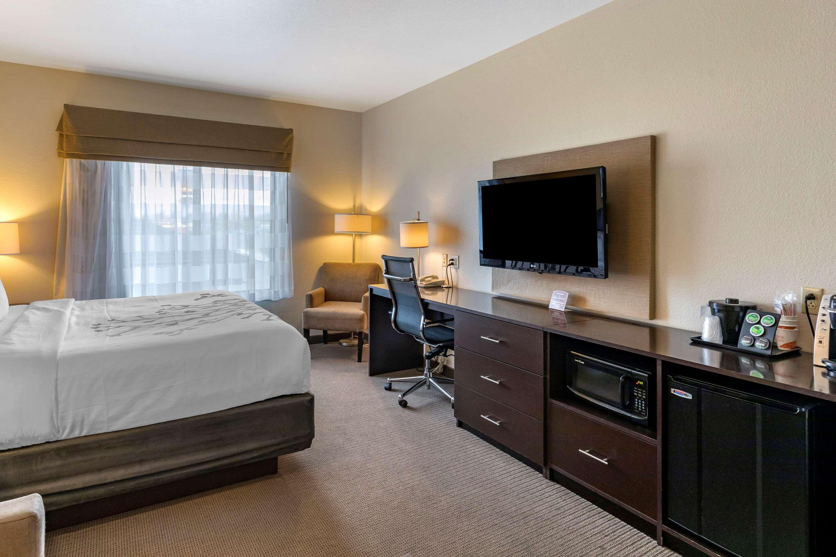 Suite, King Bed, Sleep Inn & Suites Miles City I-94 3/9