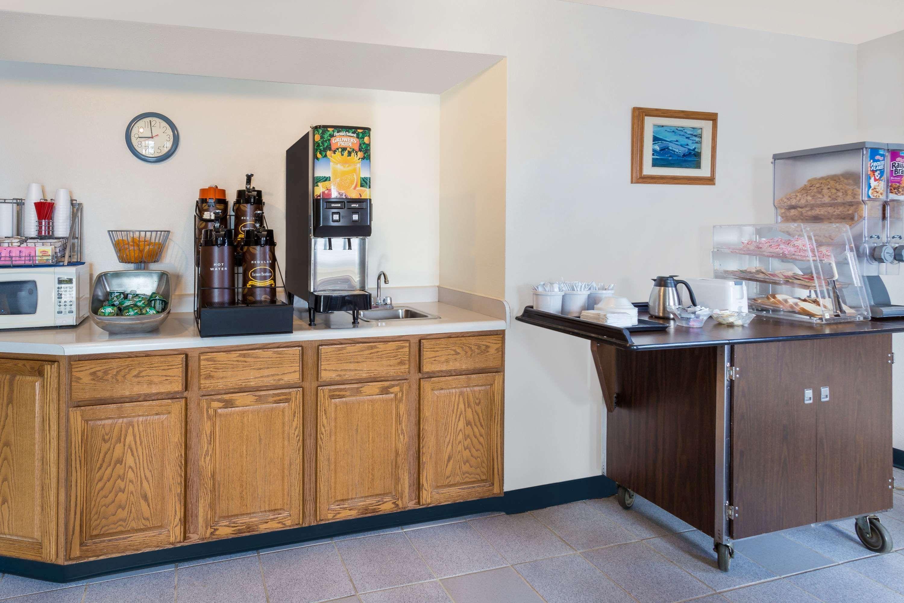 Super 8 by Wyndham Hebron Lowell Area 2/16