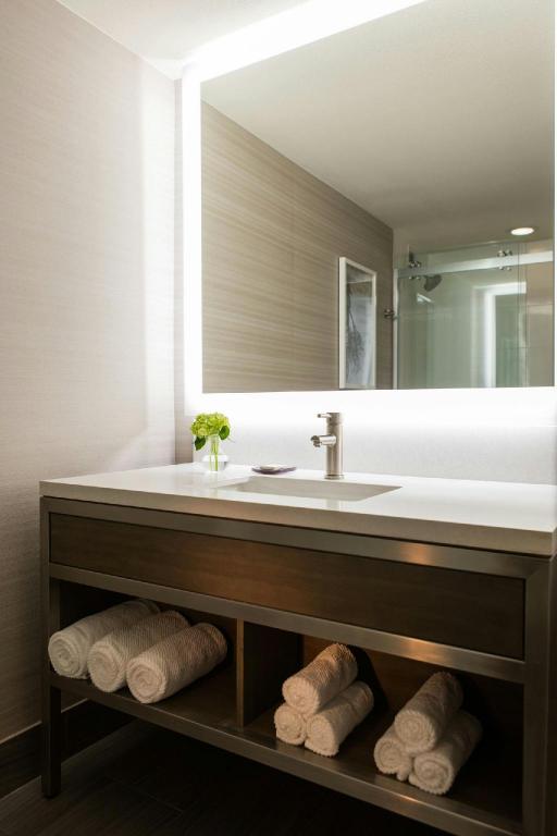 Guest Room, King Bed, Executive Level، Renaissance Waterford Oklahoma City Hotel 3/3