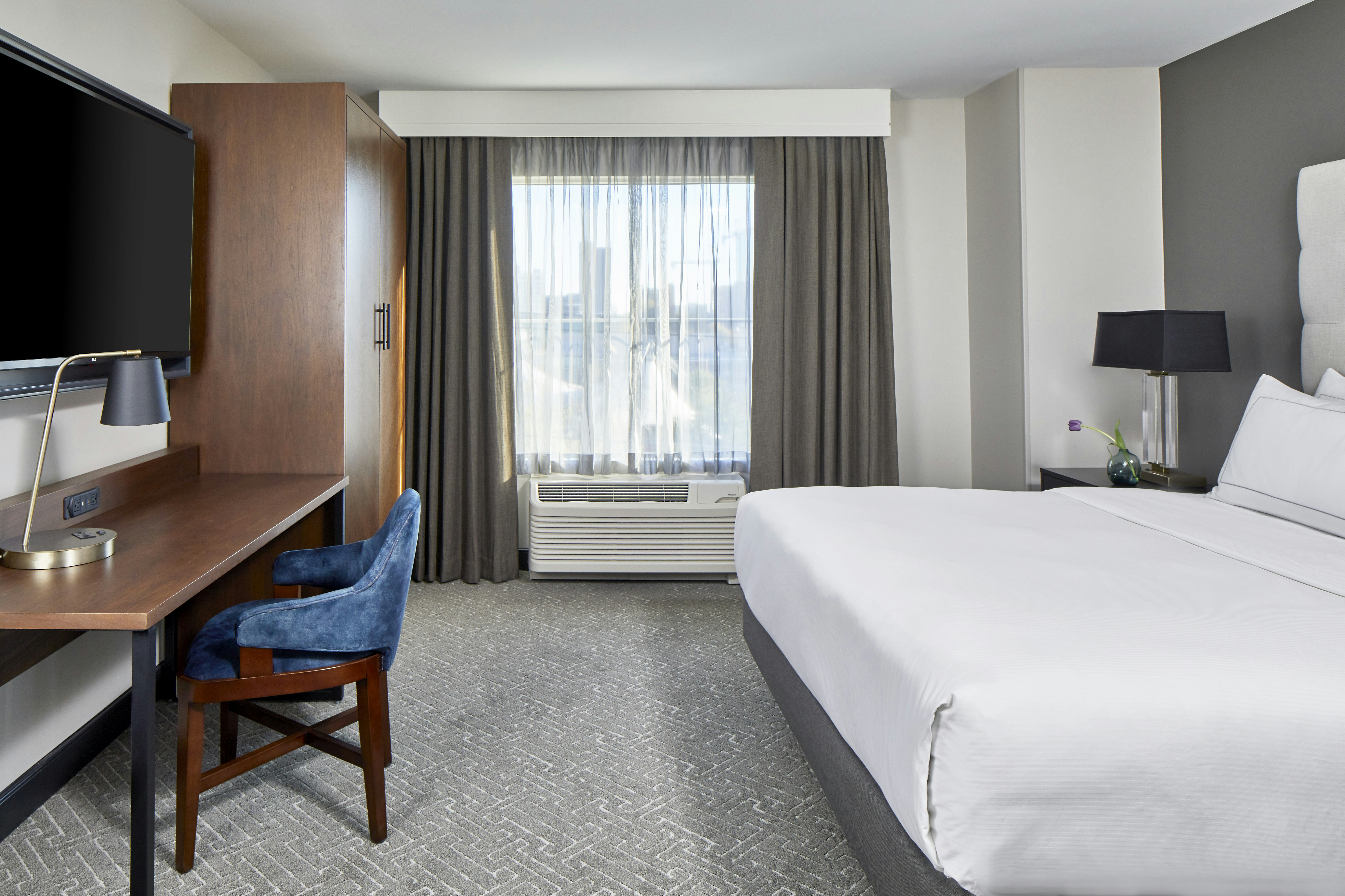 1 BEDROOM, SUITE, KING BED, BALCONY