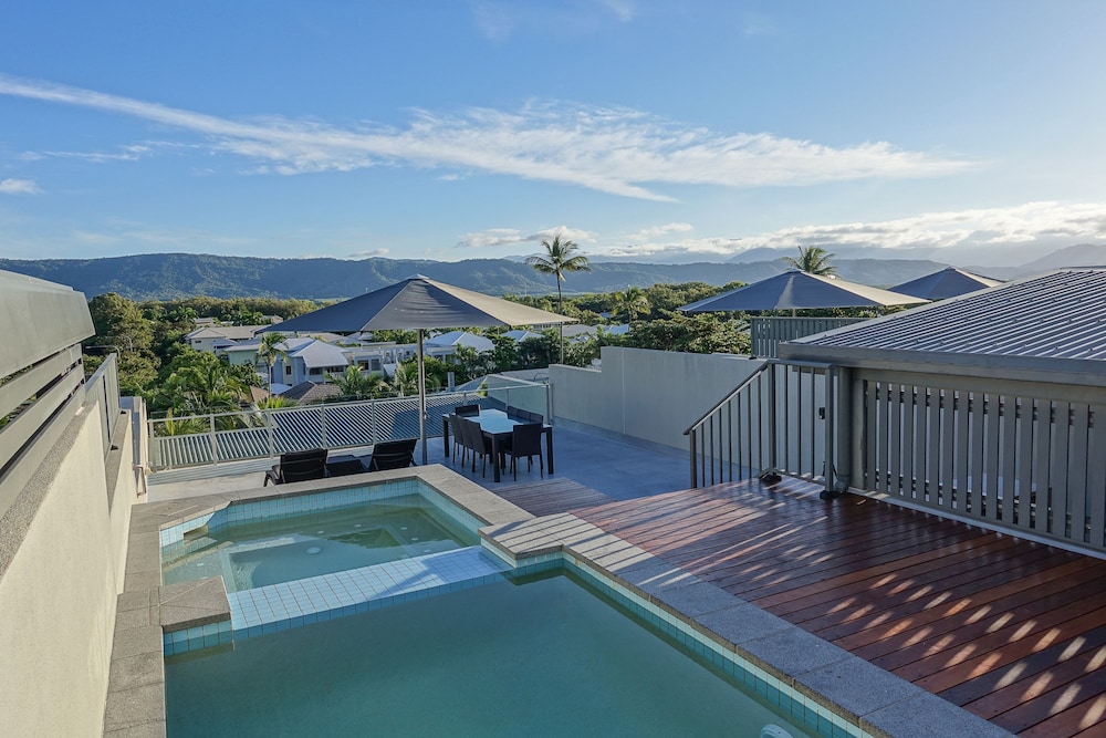 Coconut Grove Port Douglas 46/50