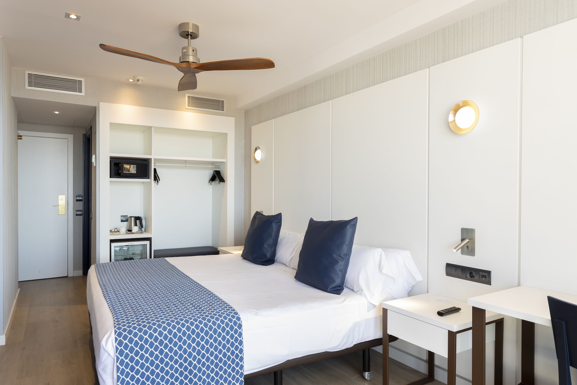 ROOM, DOUBLE BED