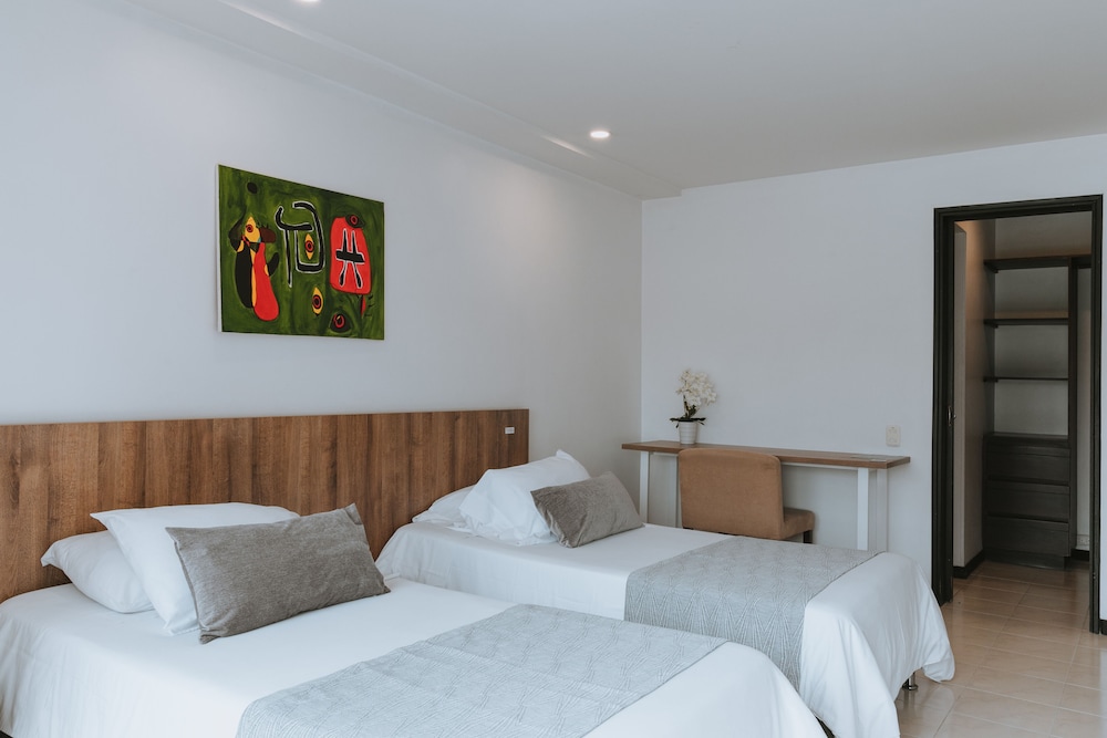 Travelers Apartamentos and Suites Orange Medellin 17/50