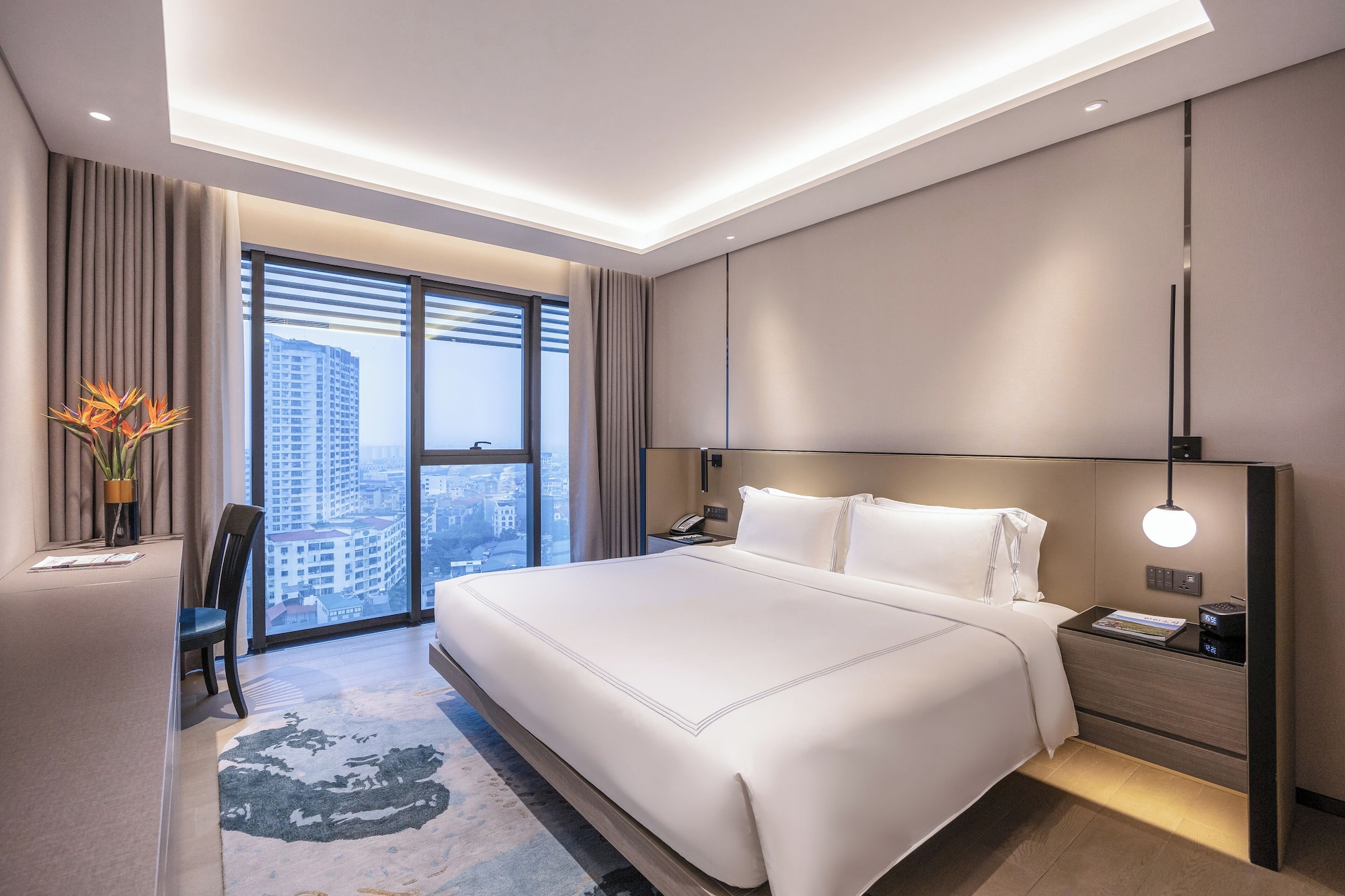 DELUXE, KING BED