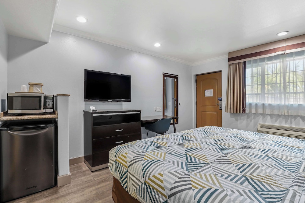 Motel 6 Carlsbad, CA - North Near Legoland 44/66