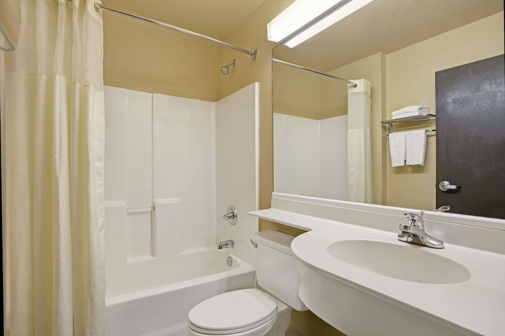 Microtel Inn And Suites Houston 13/32