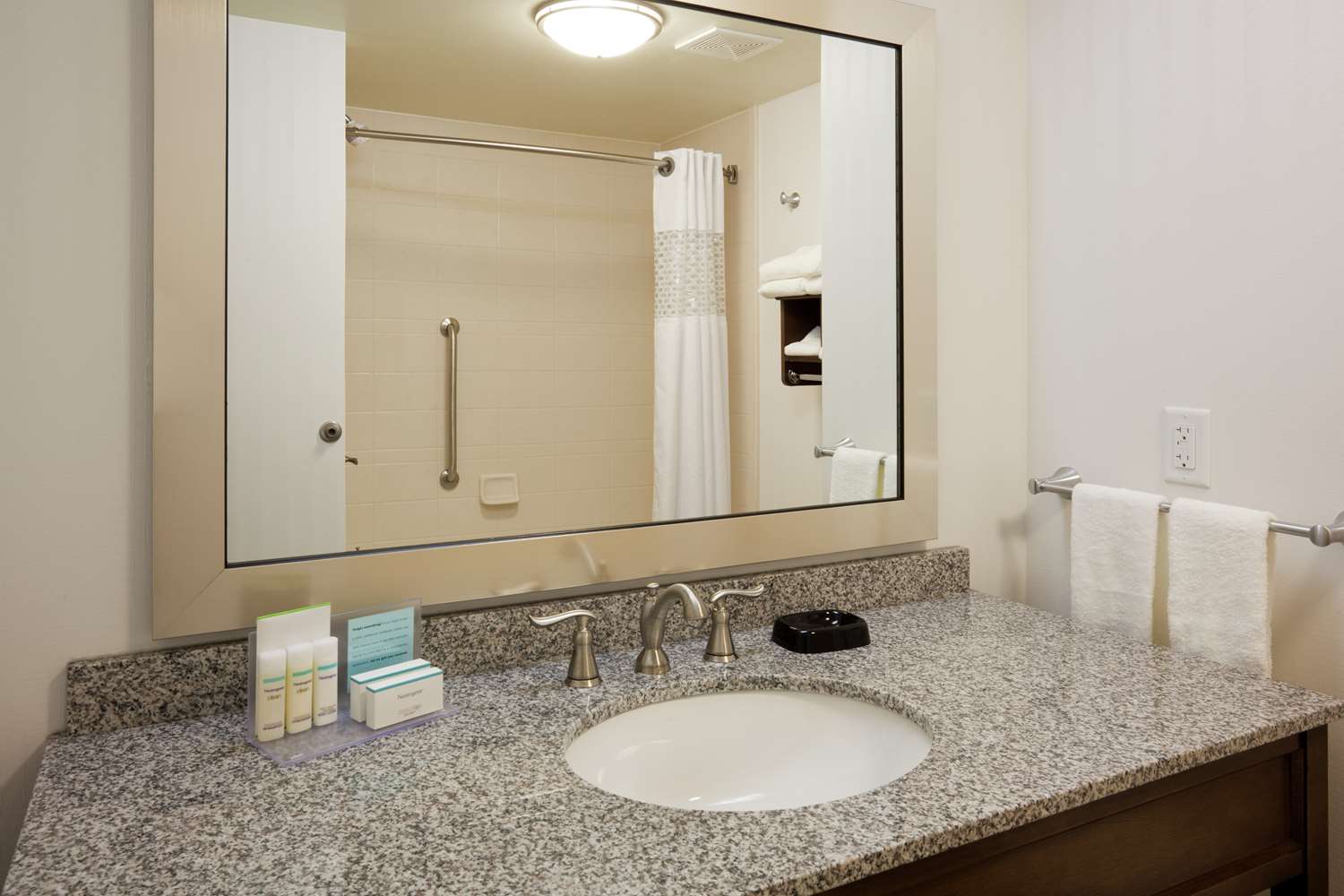 غرفة بسريرين كوين، Hampton Inn & Suites Minneapolis/West-Minnetonka 2/3