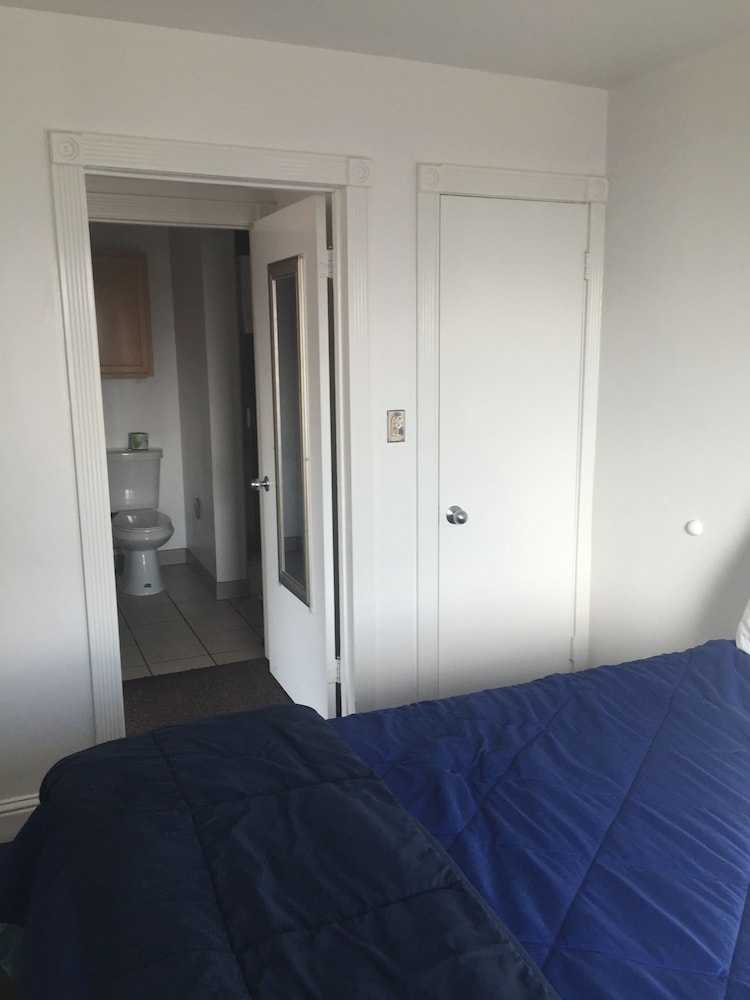 DOLPHIN COVE MOTEL 22/69