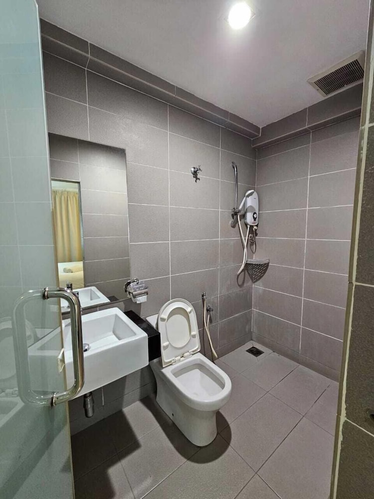 V GARDEN HOTEL 29/34