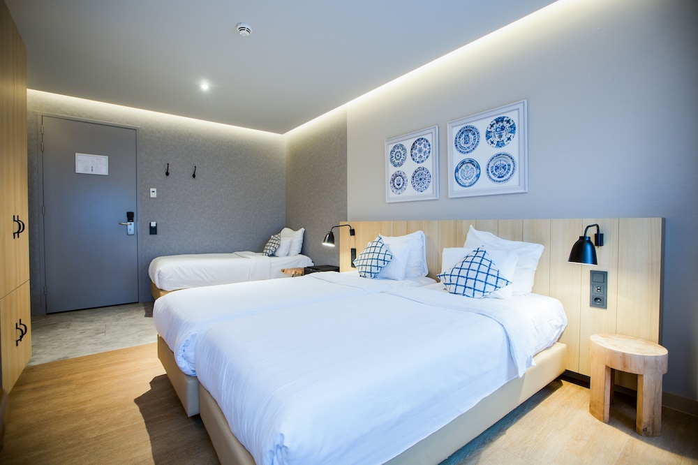 ROOM, TRIPLE