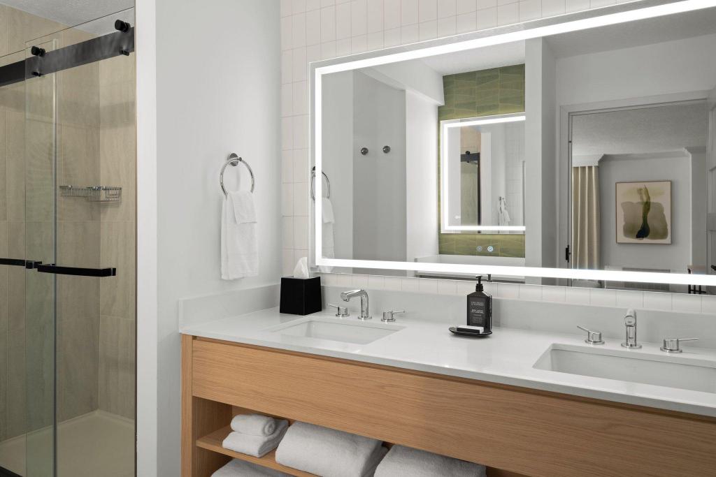 Studio, Suite, King Bed, Gulf View, Sofa, Balcony, High Floor
