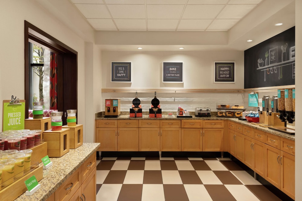 Hampton Inn and Suites by Hilton Langley Surrey 8/72