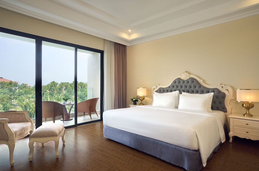 DELUXE, KING BED, GARDEN VIEW