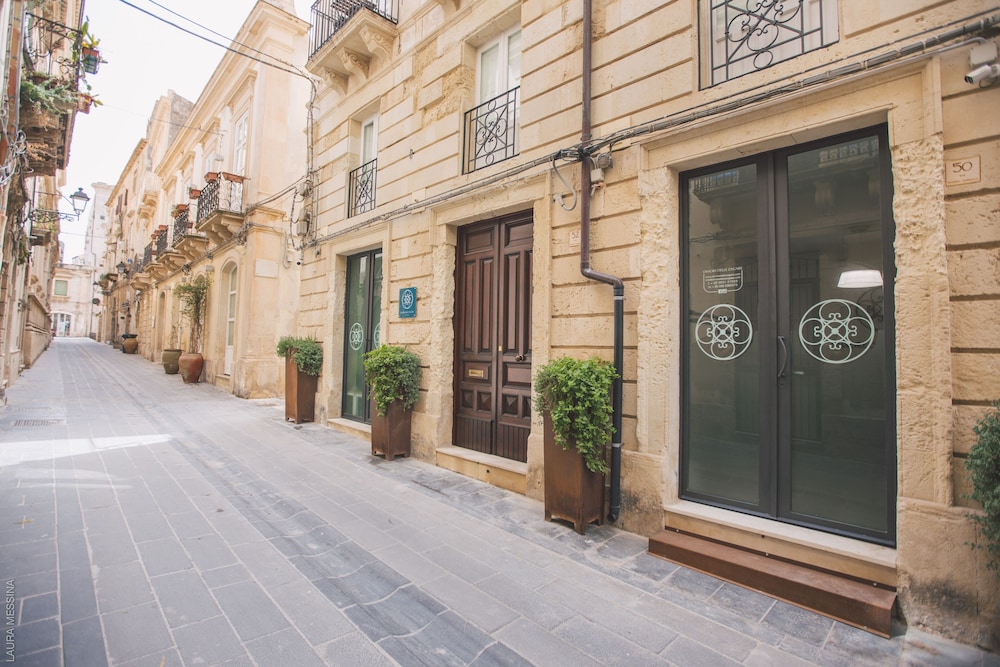 Lemoni Suite 3/56